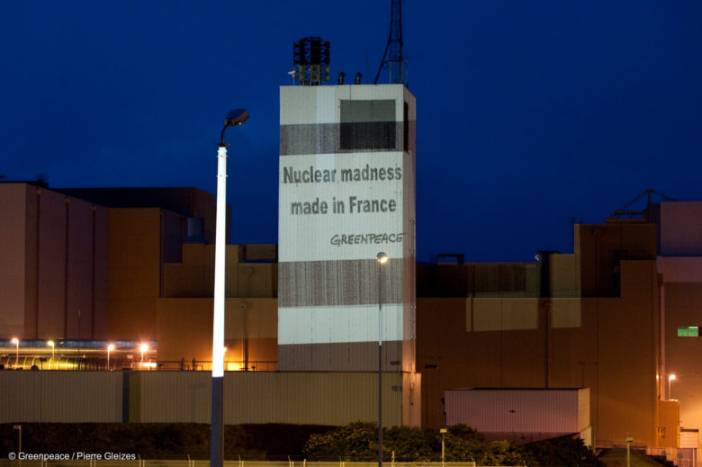 Projection sur un bâtiment de l'usine de retraitement de combustible nucléaire usé de la Hague, dans lequel était entreposé du MOX.